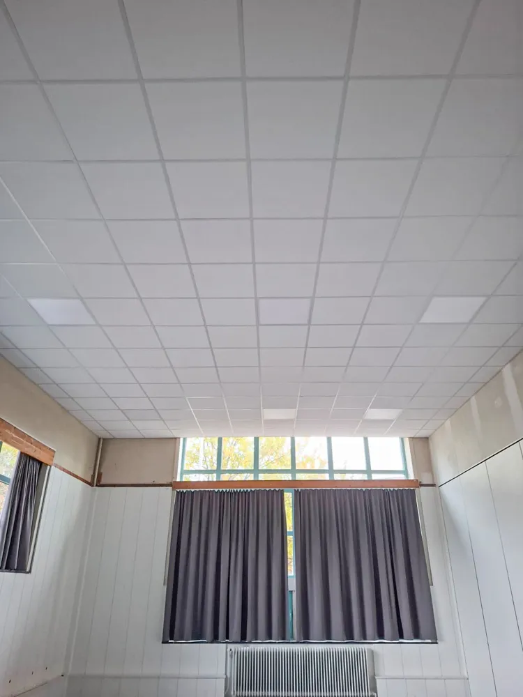 Hoge schoolruimte in Eeklo met een nieuw akoestisch tegelplafond