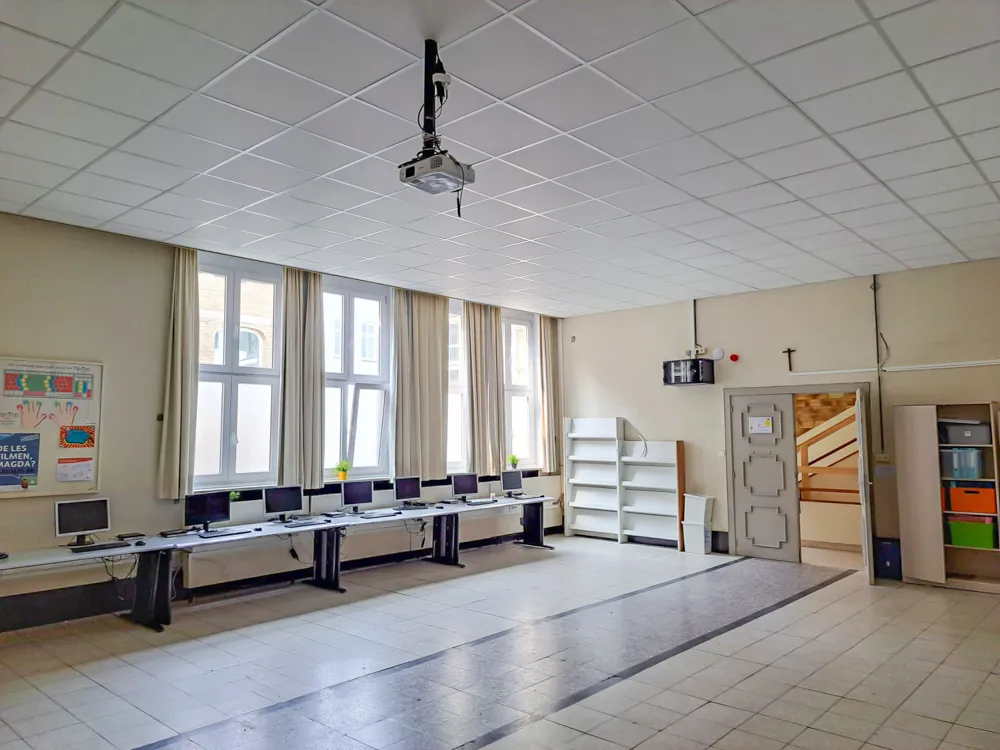 Klaslokaal met een nieuw tegelplafond en ingebouwde verlichting